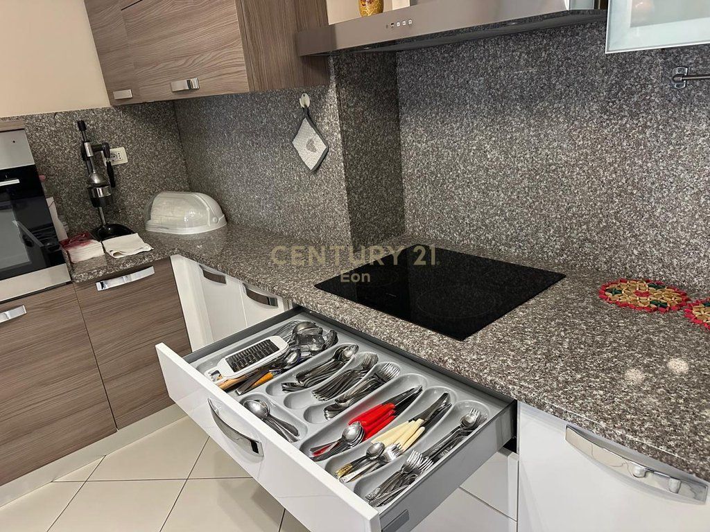 Apartament 2+1+2 për Qira në Qender te Durresit, tek Kazazi!