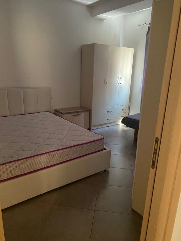 Jepet me qira 2+1+1 Rruga Bill Klinton Kodra e Diellit 550 mije leke