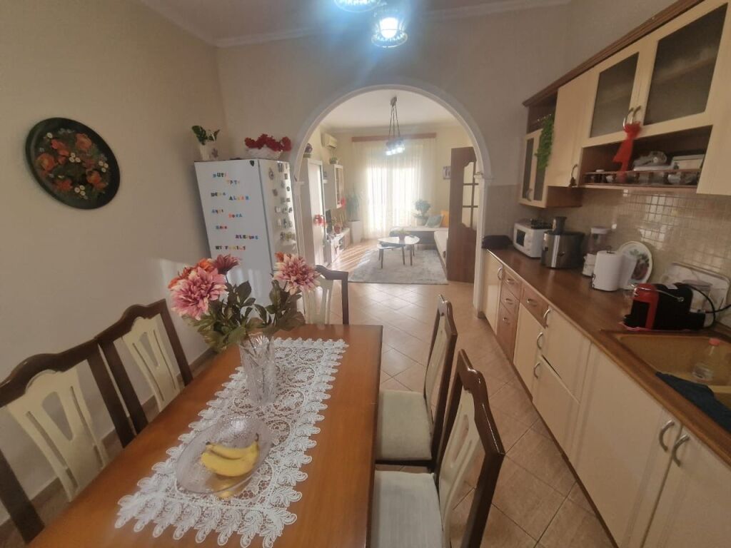 Shitet apartament 3+1 ne zonen e ish-bllokut prane librit universitar