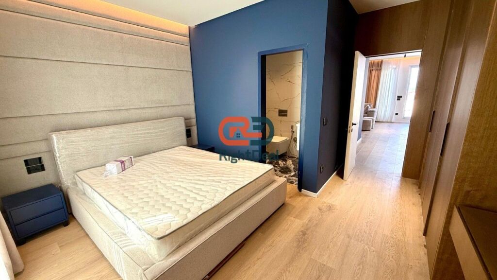 Tek 5-Maji, Shitet Super Apartament 2+1+2, Me Verande Dhe Post Parkimi!!