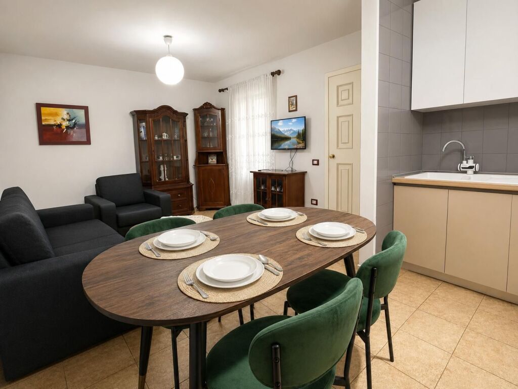 Shtepi 1 katëshe me Qira - Rruga Naum Veqilharxhi, pranë Venue Bar !