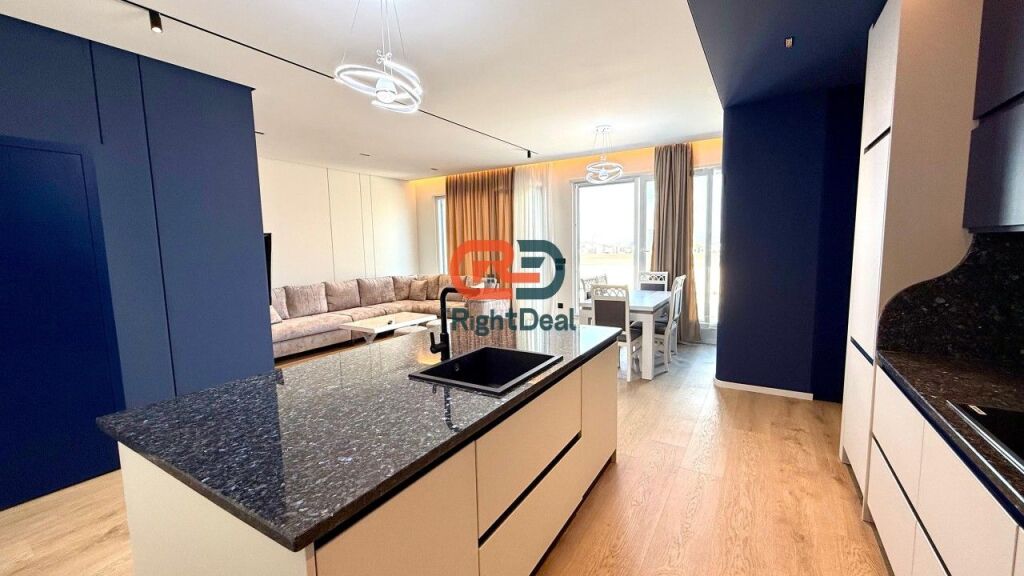 Tek 5-Maji, Shitet Super Apartament 2+1+2, Me Verande Dhe Post Parkimi!!