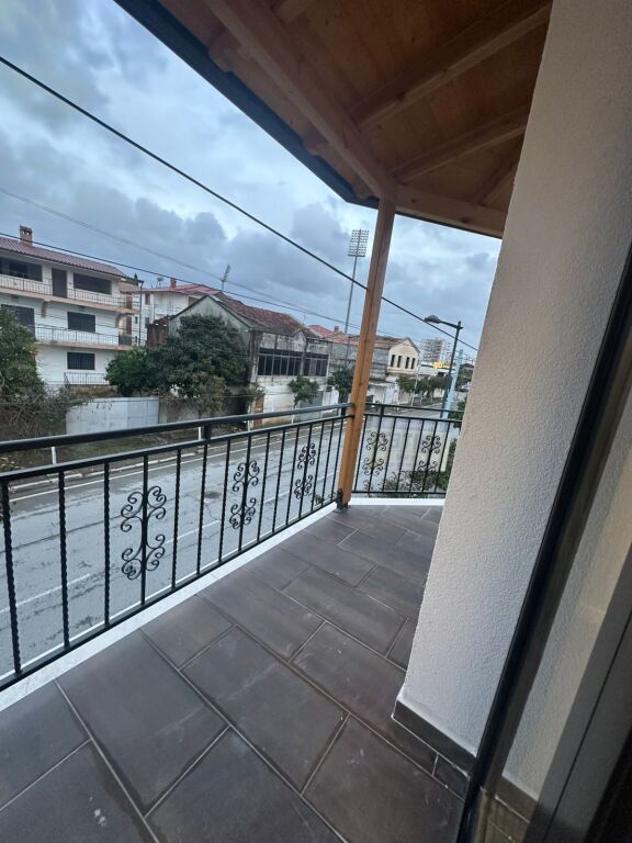 🏢 Shitet Godinë Biznes + Banim,buzë rruge kryesore,afer stadiumit, Kavaje