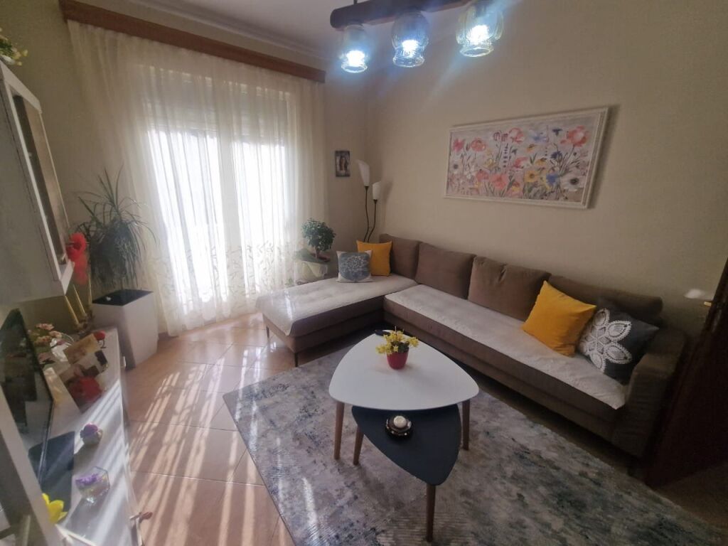Shitet apartament 3+1 ne zonen e ish-bllokut prane librit universitar