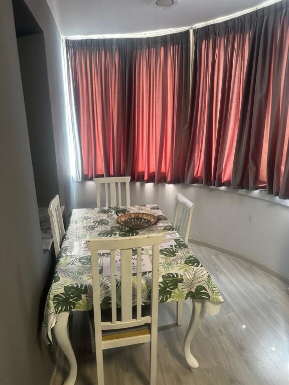 Jepet me Qera Apartament 2+1 te Rruga e Elbasanit afer te Ambasada Amerikane