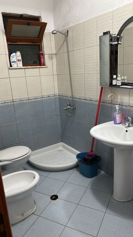Jepet me qera apartament 1+1i mobiluar tek Vasil Shanto
