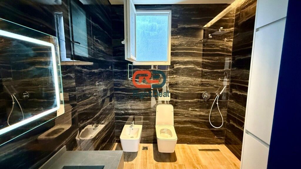Tek 5-Maji, Shitet Super Apartament 2+1+2, Me Verande Dhe Post Parkimi!!