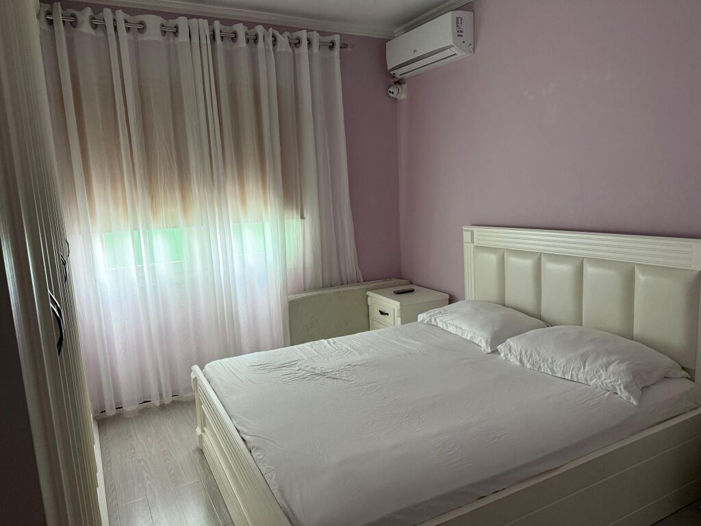 Jepet me qira 2+1+1 Komuna e Parisit 700€