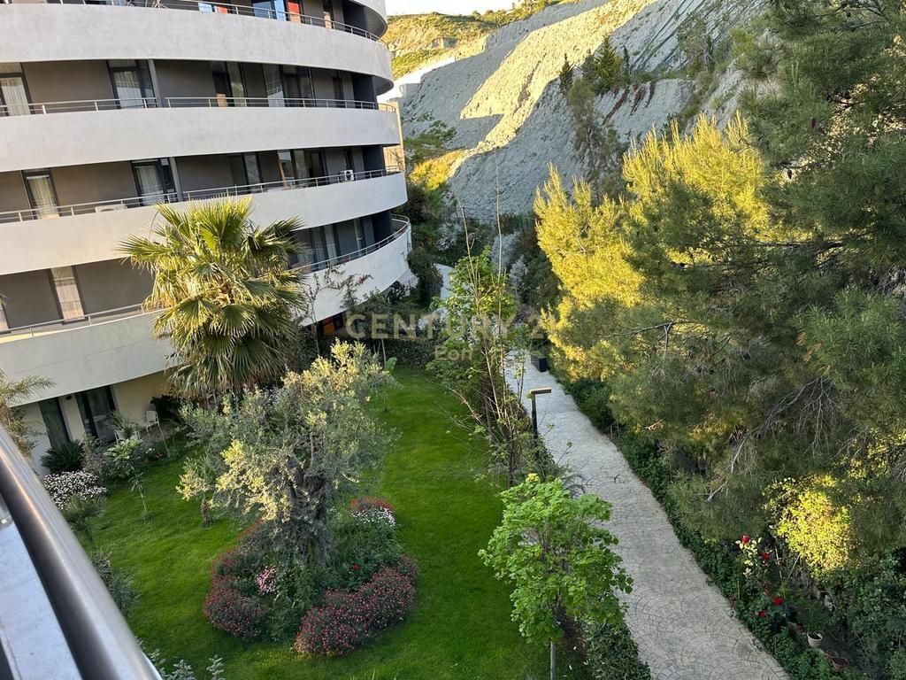 SHITET APARTAMENT 2+1+2 ME PAMJE DETI TEK "WHITE HILL RESIDENCE" NE CURRILA !