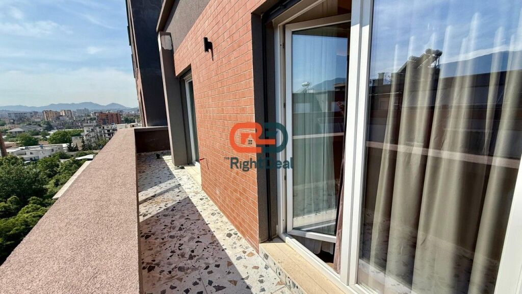 Tek 5-Maji, Shitet Super Apartament 2+1+2, Me Verande Dhe Post Parkimi!!