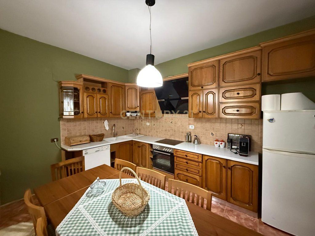 Villa su 3 piani in affitto a Selite
