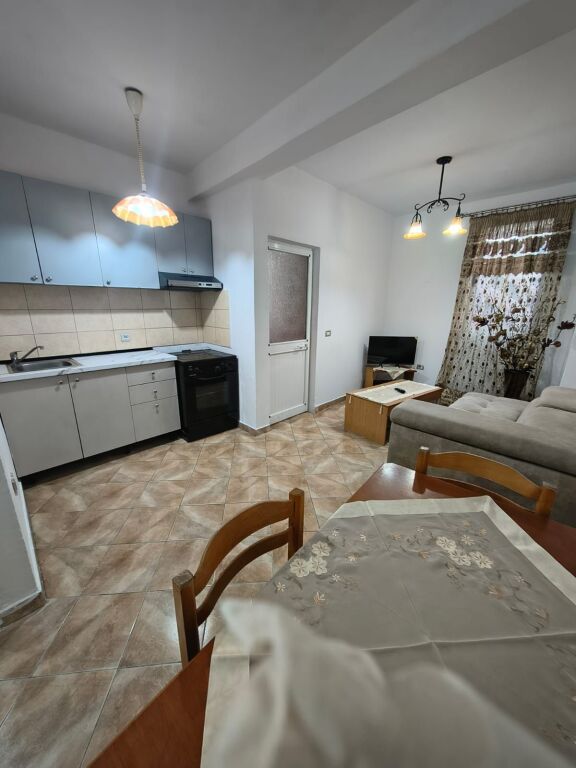 Jepet Apartament me Qera tek Brryli afer Votres  me Cmimin 350 mije leke