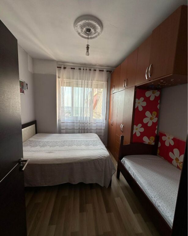 Shitet Apartament 1+1 + Ballkon në Kamëz