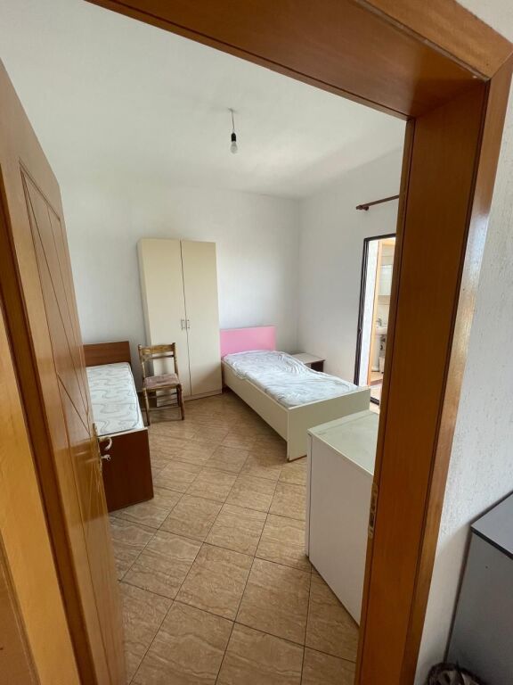 GARSIONERE 16000 LEKE.VILAT GJERMANE