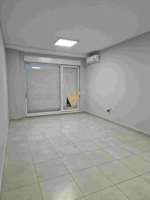 JEPET ZYRE 50 M2 ME QERA TE MANGALEMI, 21 DHJETORI 40.000 LEKE