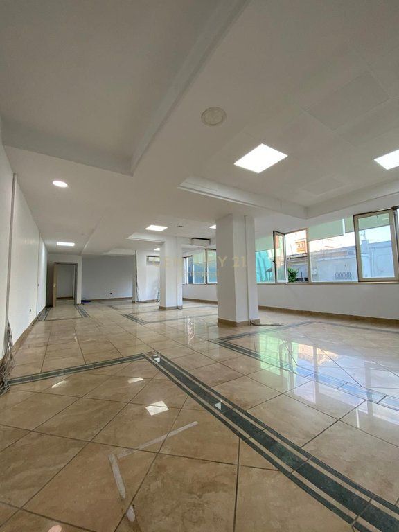 Ambjent Komercial per Qira ne Ish-Bllok 4,000 € /Muaj