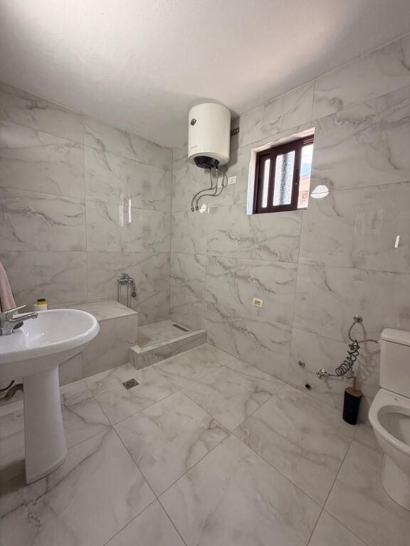 🏡 Jepet me Qera Shtëpi Private 2+1 me Oborr-Prane Kryqi i Kuq Durres