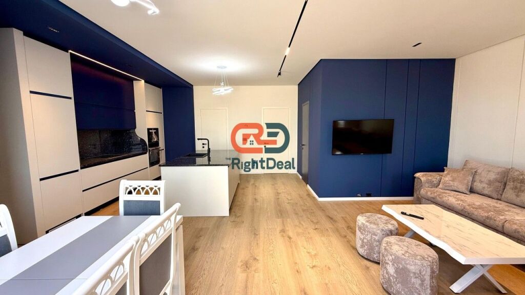 Tek 5-Maji, Shitet Super Apartament 2+1+2, Me Verande Dhe Post Parkimi!!
