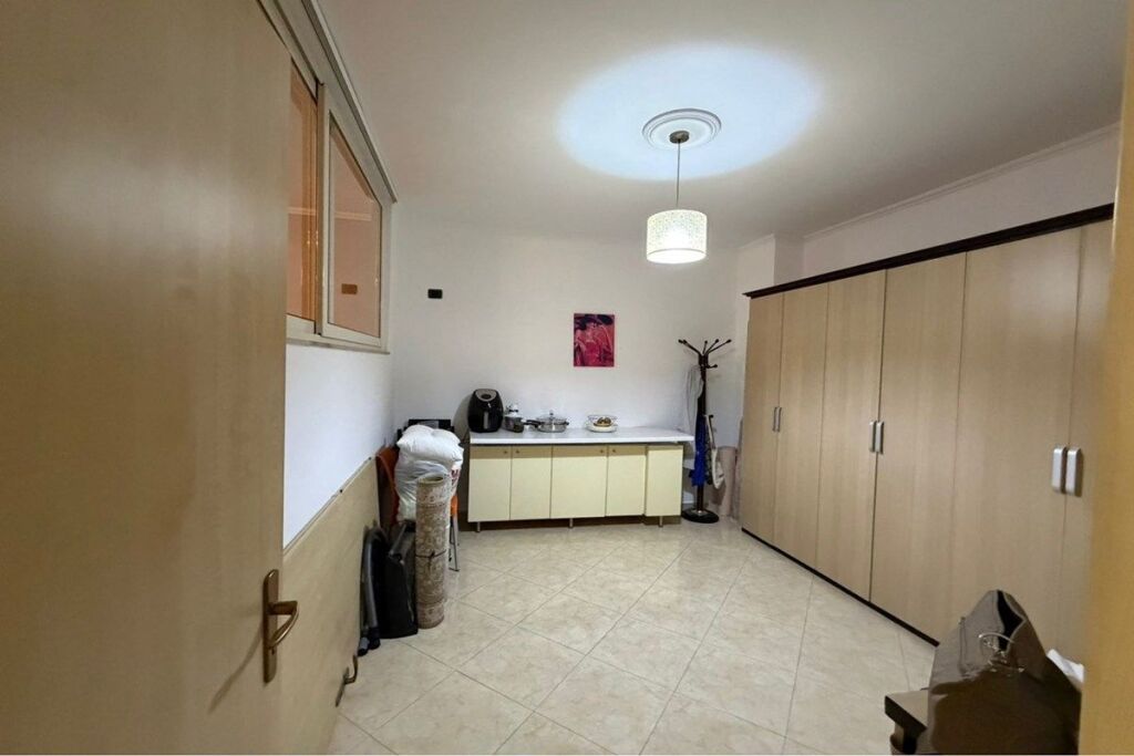 Shitet Apartament 2+1 ne Astir