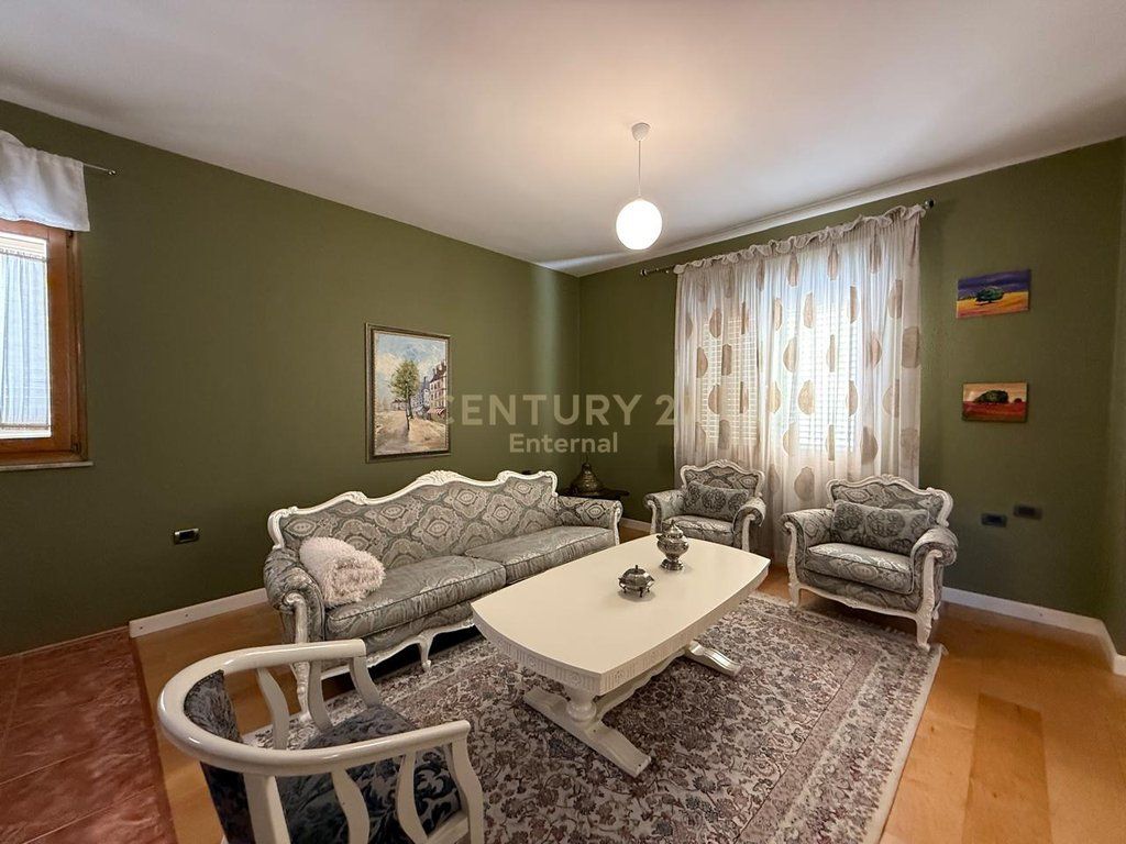 Villa su 3 piani in affitto a Selite