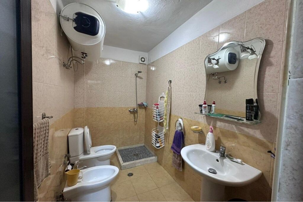 Shitet Apartament 1+1 tek Materniteti i Ri