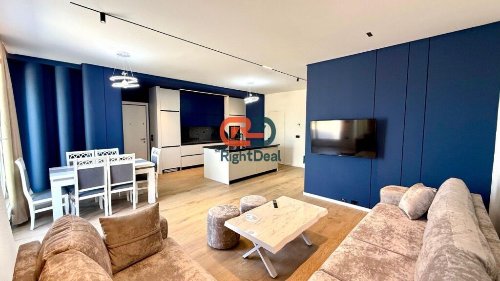 Tek 5-Maji, Shitet Super Apartament 2+1+2, Me Verande Dhe Post Parkimi!!