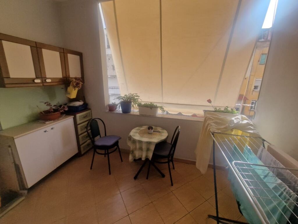 Shitet apartament 3+1 ne zonen e ish-bllokut prane librit universitar