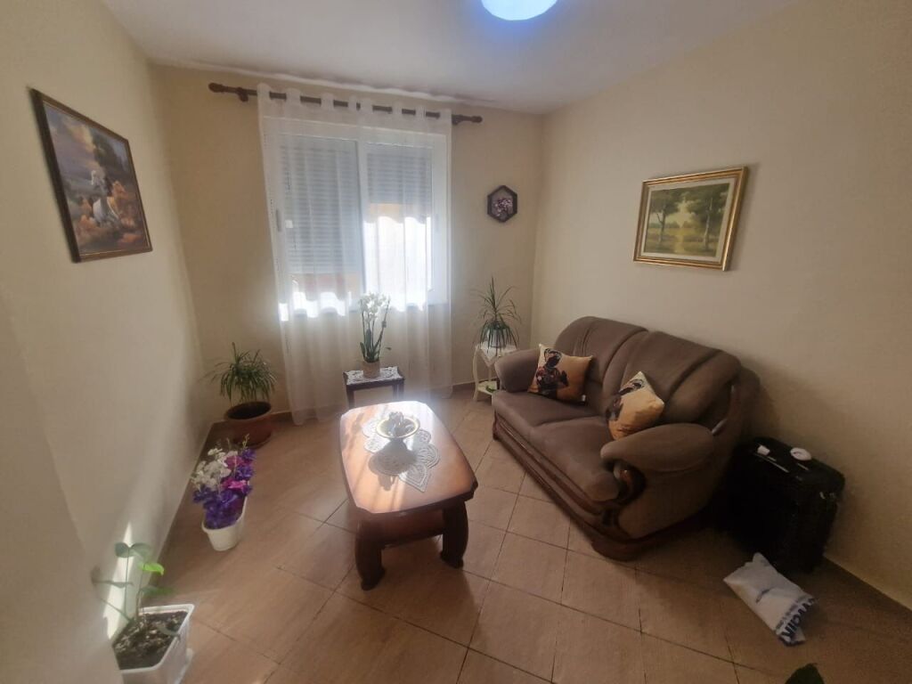 Shitet apartament 3+1 ne zonen e ish-bllokut prane librit universitar