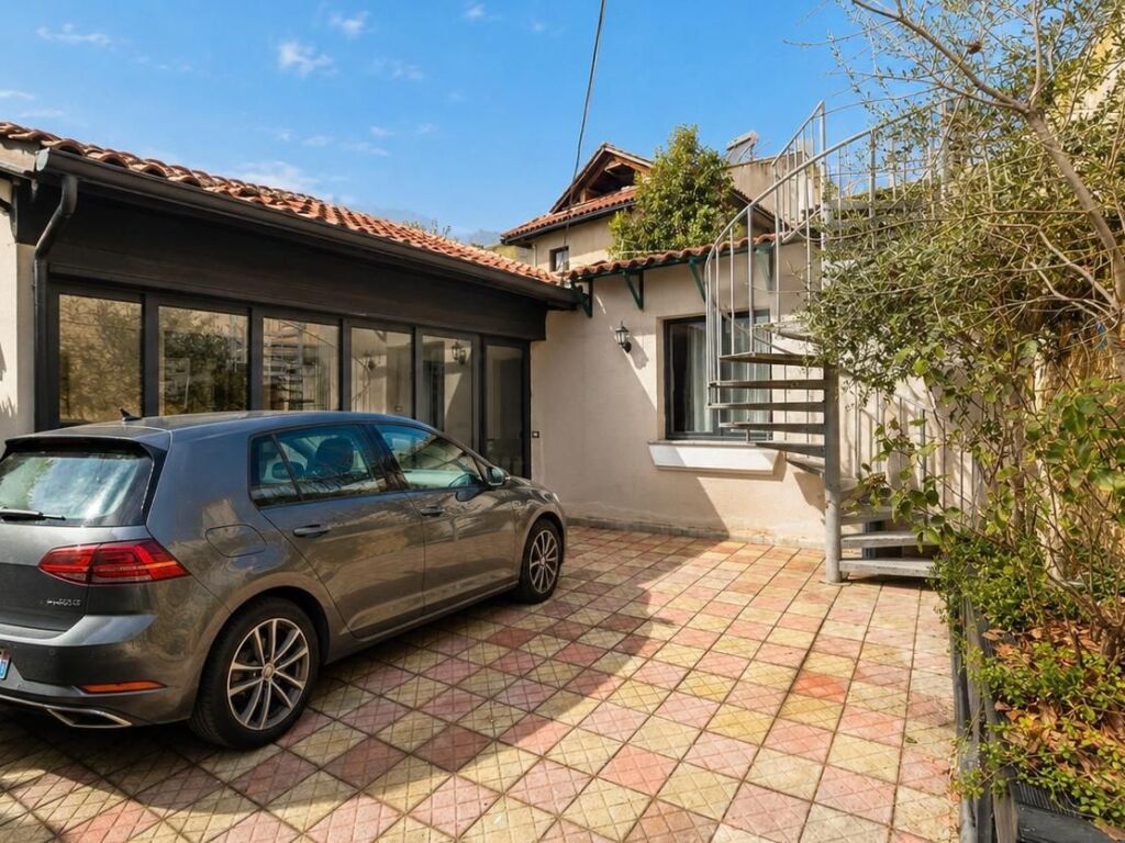 Shtepi 1 katëshe me Qira - Rruga Naum Veqilharxhi, pranë Venue Bar !