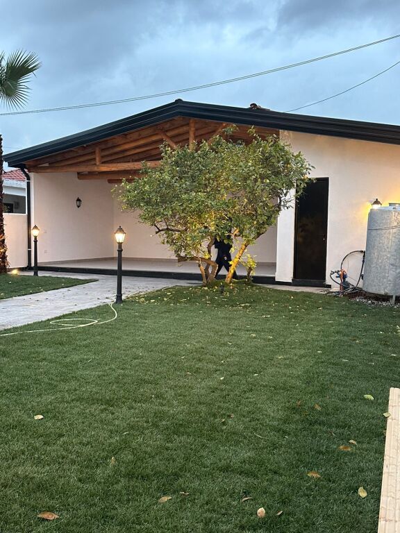 🏢 Shitet Godinë Biznes + Banim,buzë rruge kryesore,afer stadiumit, Kavaje
