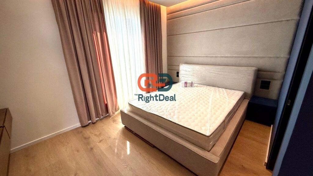 Tek 5-Maji, Shitet Super Apartament 2+1+2, Me Verande Dhe Post Parkimi!!
