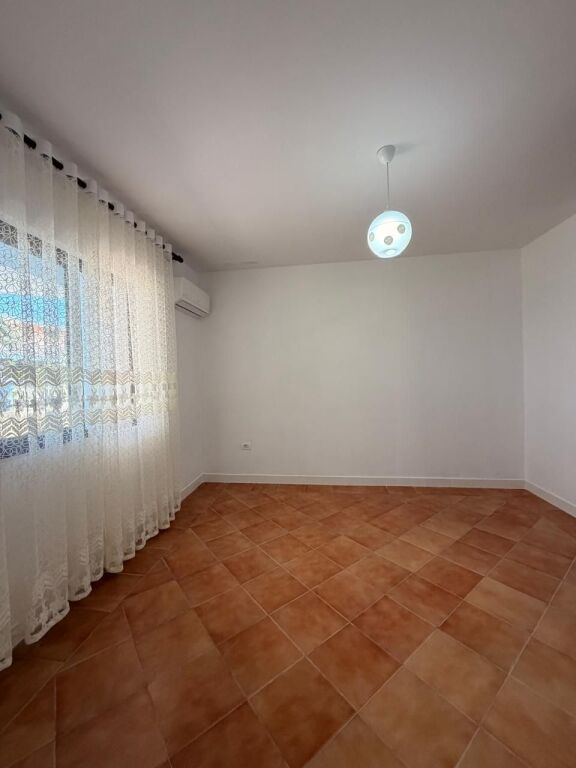 🏡 Jepet me Qera Shtëpi Private 2+1 me Oborr-Prane Kryqi i Kuq Durres