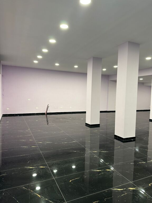 🏢 Shitet Godinë Biznes + Banim,buzë rruge kryesore,afer stadiumit, Kavaje