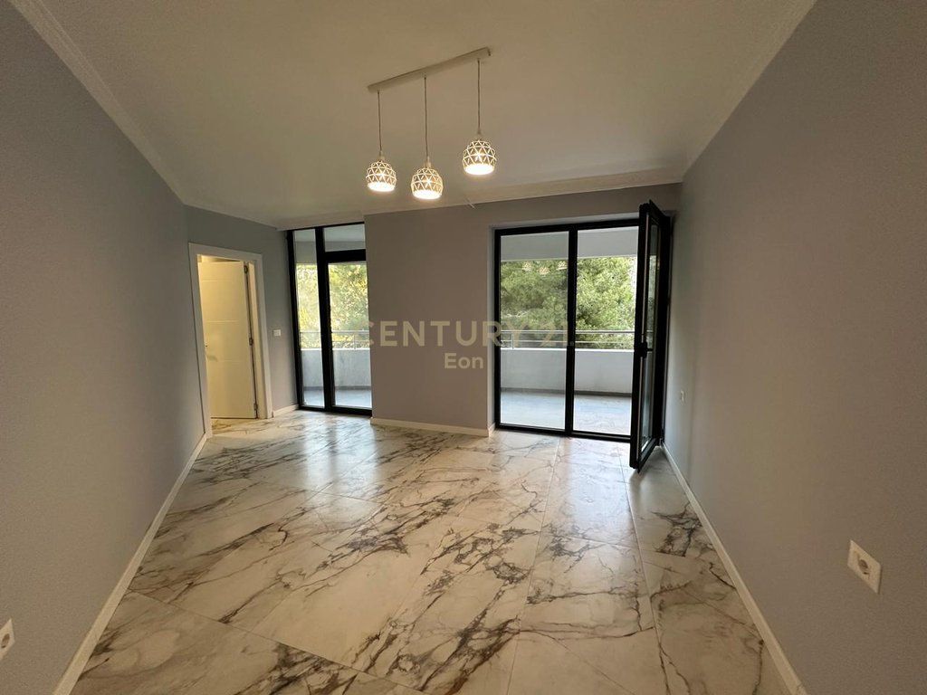 SHITET APARTAMENT 2+1+2 ME PAMJE DETI TEK "WHITE HILL RESIDENCE" NE CURRILA !