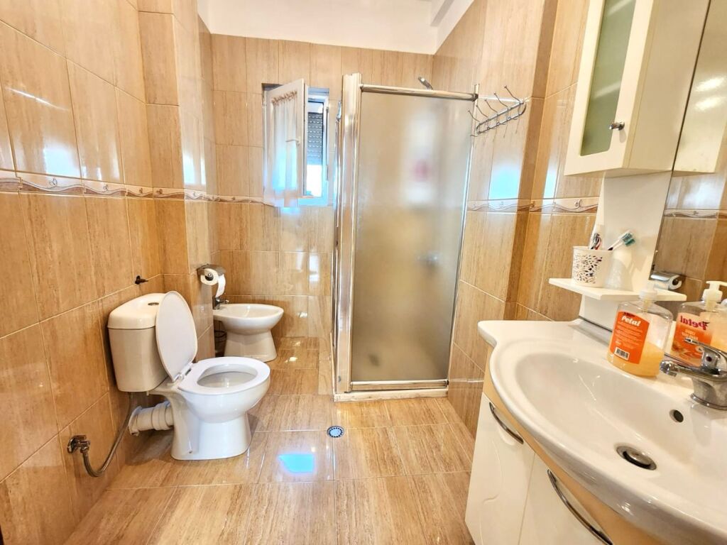 Me qera: 3+1+2wc &amp; 3bllk (📍Ekonomiku, Rr. Gramoz Pashko) Me Shume Hapesire | 65.000 Leke/Muaj