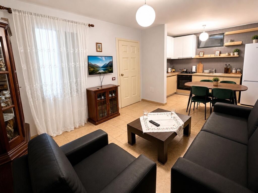 Shtepi 1 katëshe me Qira - Rruga Naum Veqilharxhi, pranë Venue Bar !