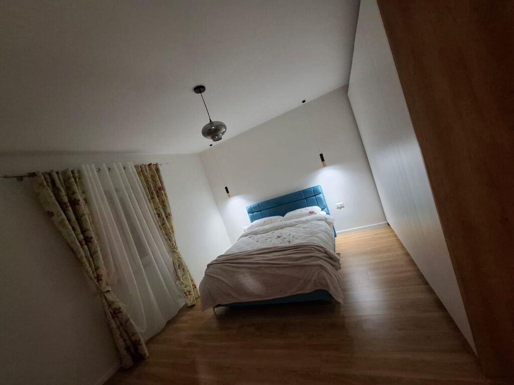 🏠Rruga Mihal Grameno jepet me qera kati i II-te i nje vile1+1+post parkimi,i sapo mobiluar.55,000Leke