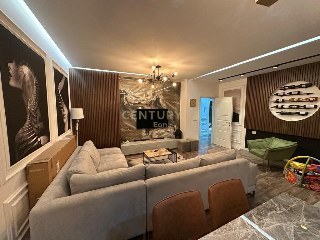 JAPIM ME QIRA APARTAMENT 2+1+2 NE QENDER TE DURRESIT PRANE PORTIT!