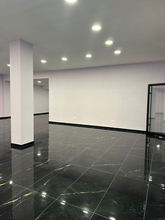 🏢 Shitet Godinë Biznes + Banim,buzë rruge kryesore,afer stadiumit, Kavaje
