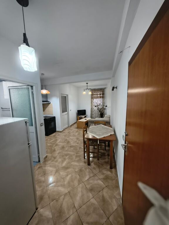 Jepet Apartament me Qera tek Brryli afer Votres  me Cmimin 350 mije leke