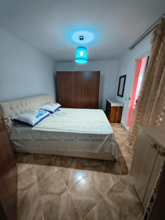 Jepet Apartament me Qera tek Brryli afer Votres  me Cmimin 350 mije leke
