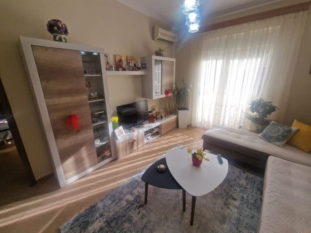 Shitet apartament 3+1 ne zonen e ish-bllokut prane librit universitar