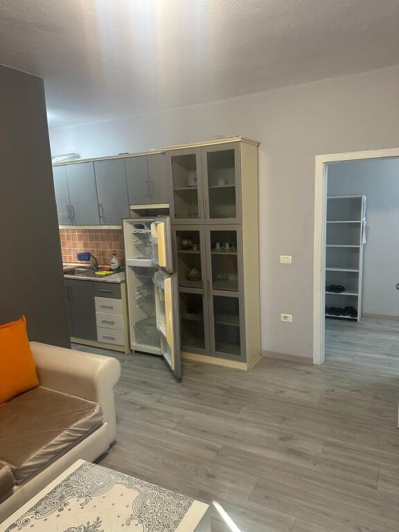 Jepet me Qera Apartament 2+1 te Rruga e Elbasanit afer te Ambasada Amerikane