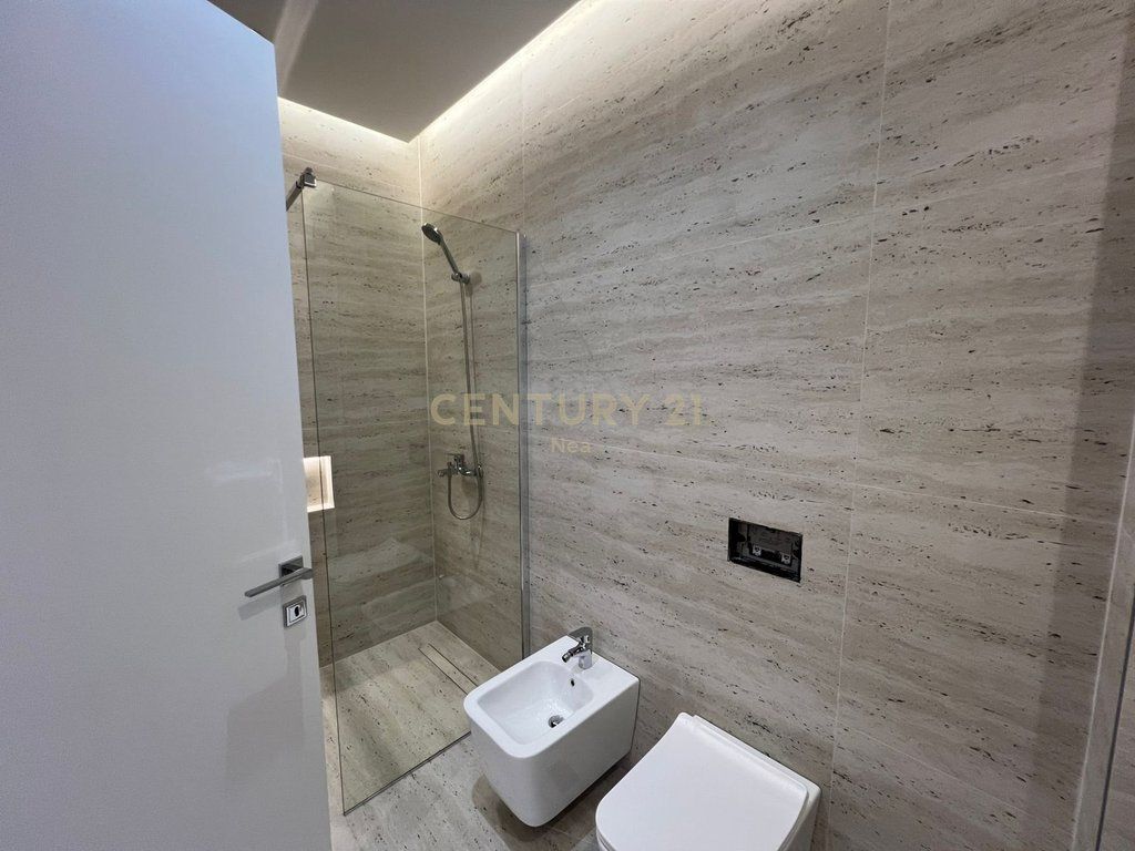 Appartamento 2+1+2 con posto auto in affitto a Kodra e Diellit 2! 1.200 € /Mese