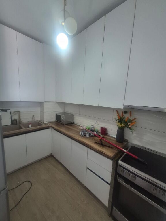 Shitet Apartament 1+1