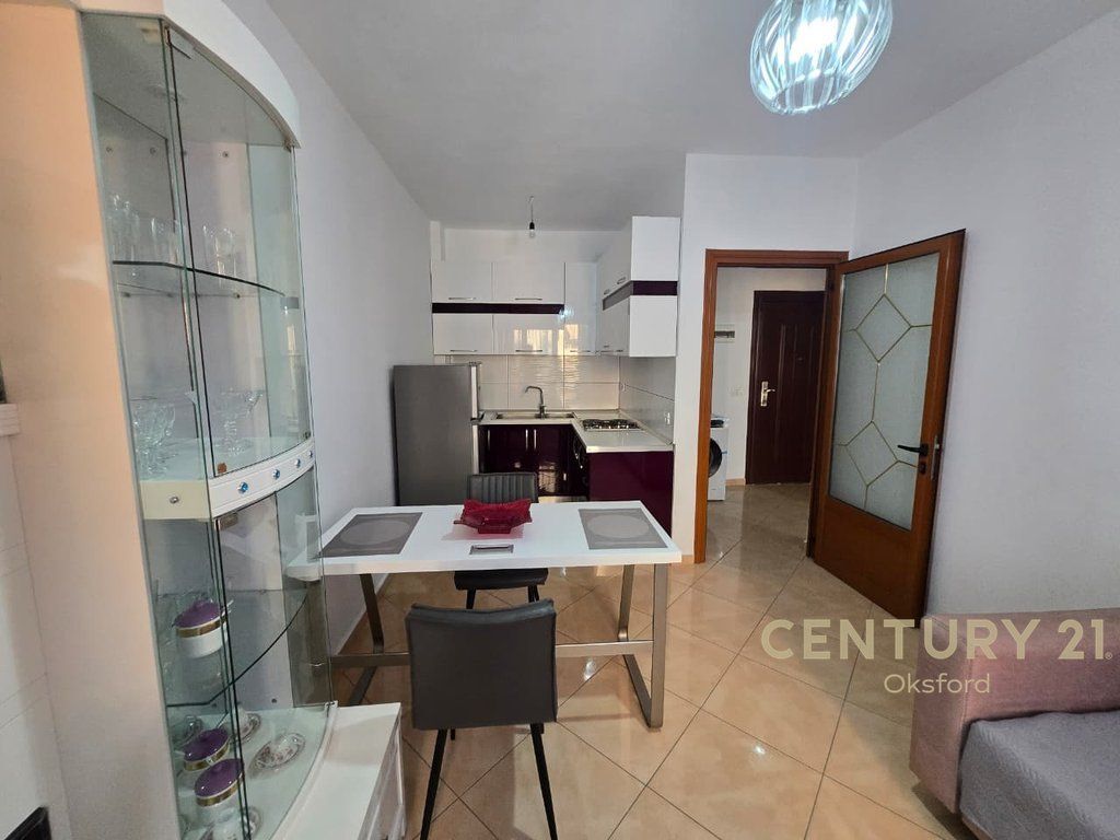 APARTAMENT 1+1 ME QIRA NE YZBERISHT PALLATET DILO! 450 € /Muaj