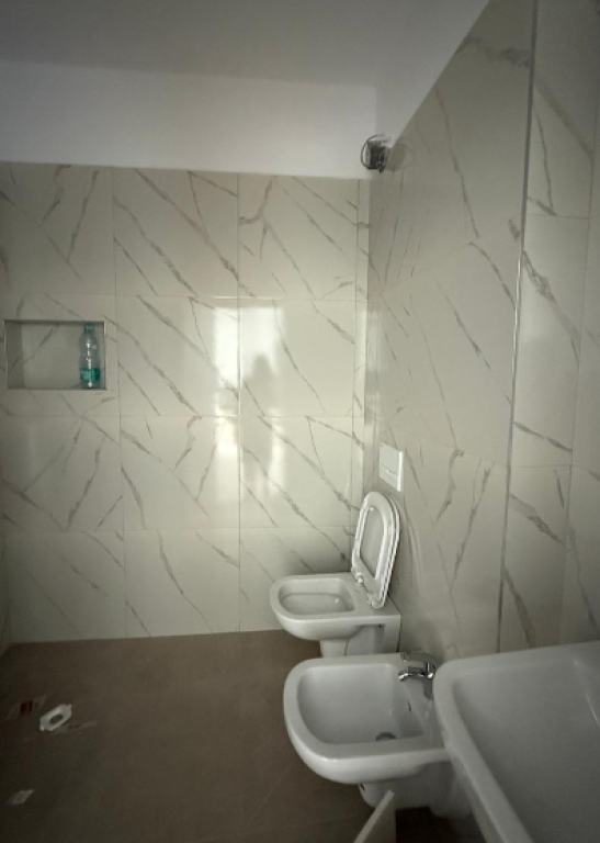 Apartament 1+1 me Post Parkimi për Qira – Rruga 5 Maji