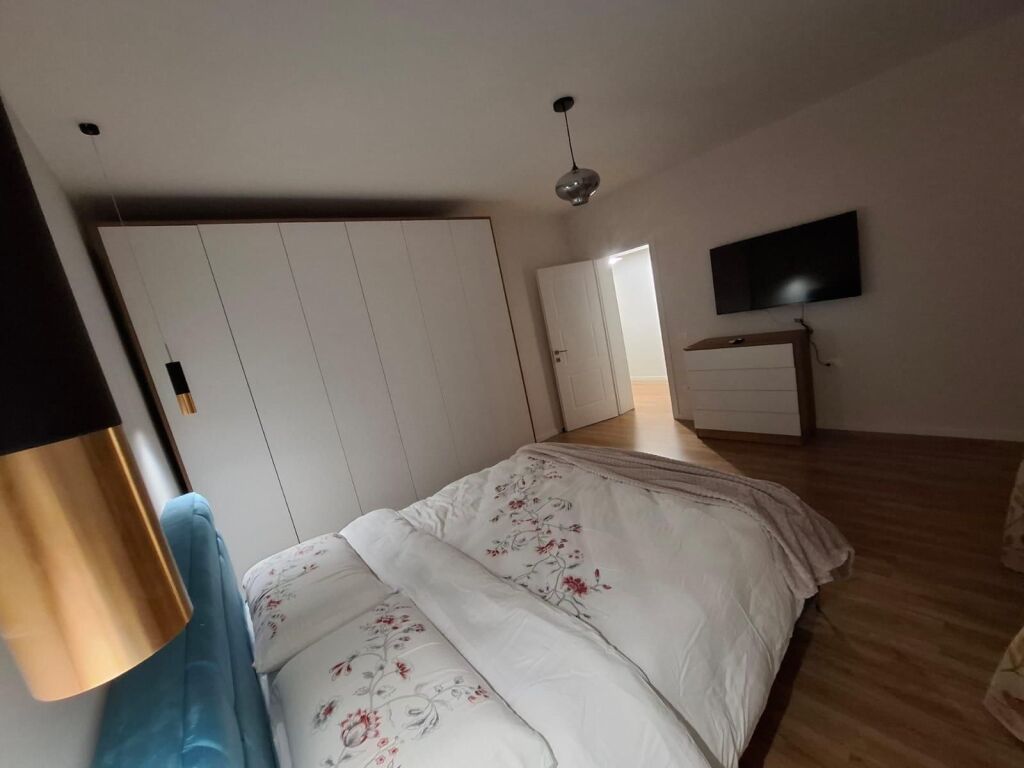 🏠Rruga Mihal Grameno jepet me qera kati i II-te i nje vile1+1+post parkimi,i sapo mobiluar.55,000Leke