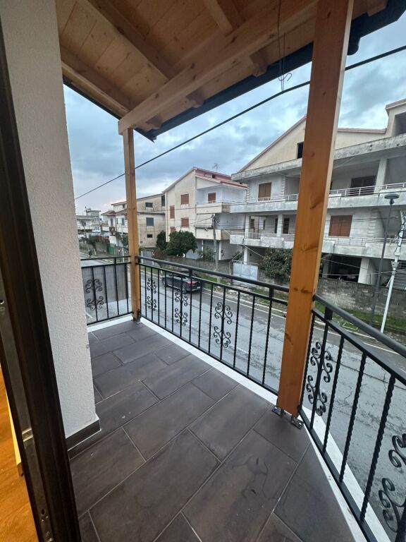 🏢 Shitet Godinë Biznes + Banim,buzë rruge kryesore,afer stadiumit, Kavaje