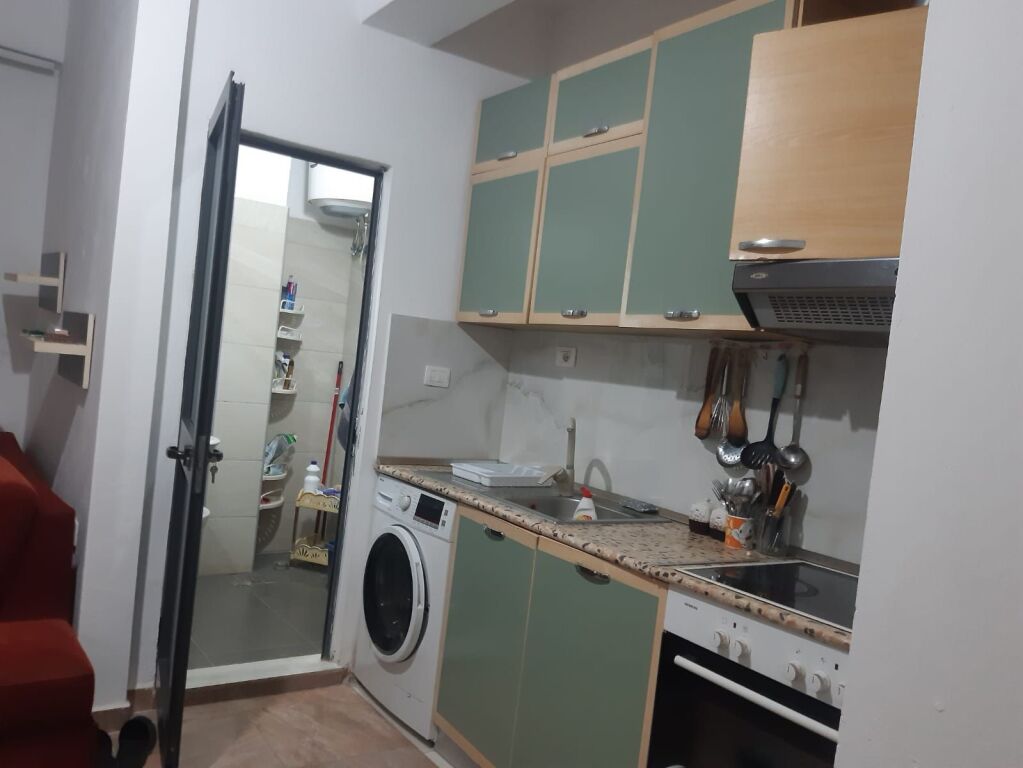 Jepet me qira 1+1 e mobiluar kati i dytë shtëpi private në Astir 30,000 L/muaj.